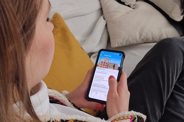 Frau schaut auf ein Smartphone