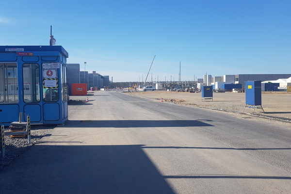 Blick auf die Baustelle der Tesla Gigafactory in Grünheide