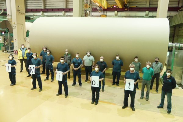 Mitarbeiter vor der Papiermaschine PM5