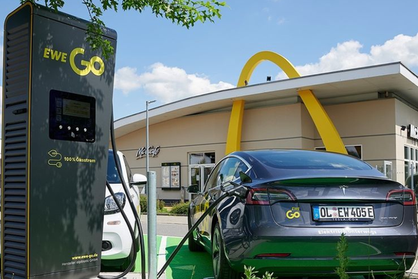 Ladesäule für E-Auto vor einer McDonalds-Filiale