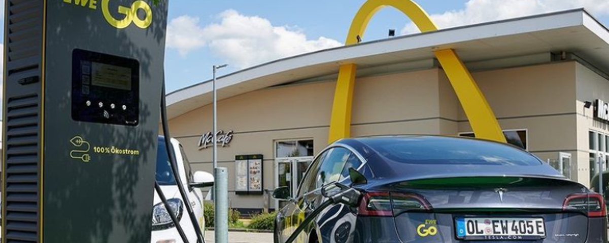 Ladesäule für E-Auto vor einer McDonalds-Filiale