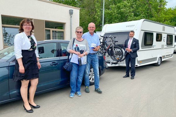 Geschäftsführerin Stephanie Wendt (links) und Bürgermeister Hendrik Sommer (rechts) begrüßten Anfang Juni die ersten Gäste auf dem Sonnenkap. 