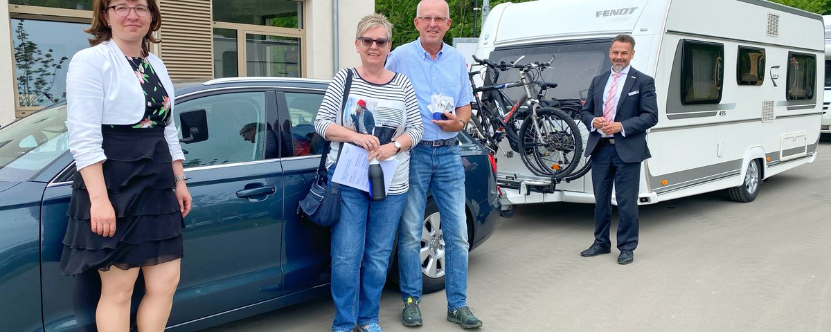 Geschäftsführerin Stephanie Wendt (links) und Bürgermeister Hendrik Sommer (rechts) begrüßten Anfang Juni die ersten Gäste auf dem Sonnenkap.