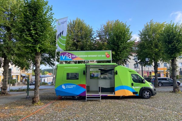 Kleiner Bus mit offener Tür und Infomaterial drin