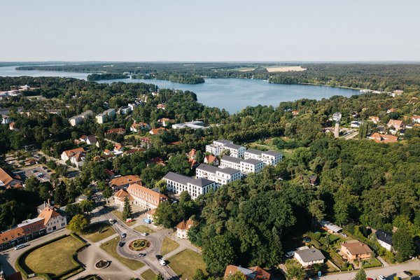 Vogelperspektive auf die Kurpark Kolonnaden in Bad Saarow
