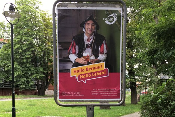 Plakat mit lächelndem Menschen