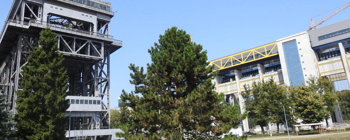 Blick auf das Schiffhebewerk Niederfinow alt (links) und neu (rechts)