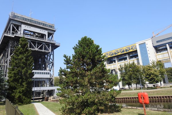 Blick auf das Schiffhebewerk Niederfinow alt (links) und neu (rechts)